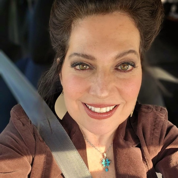 Meet your Posher, Tayler. My mom loves to buy things👠 & I LOVE to sell them! 😎 - Picture 2 of 2